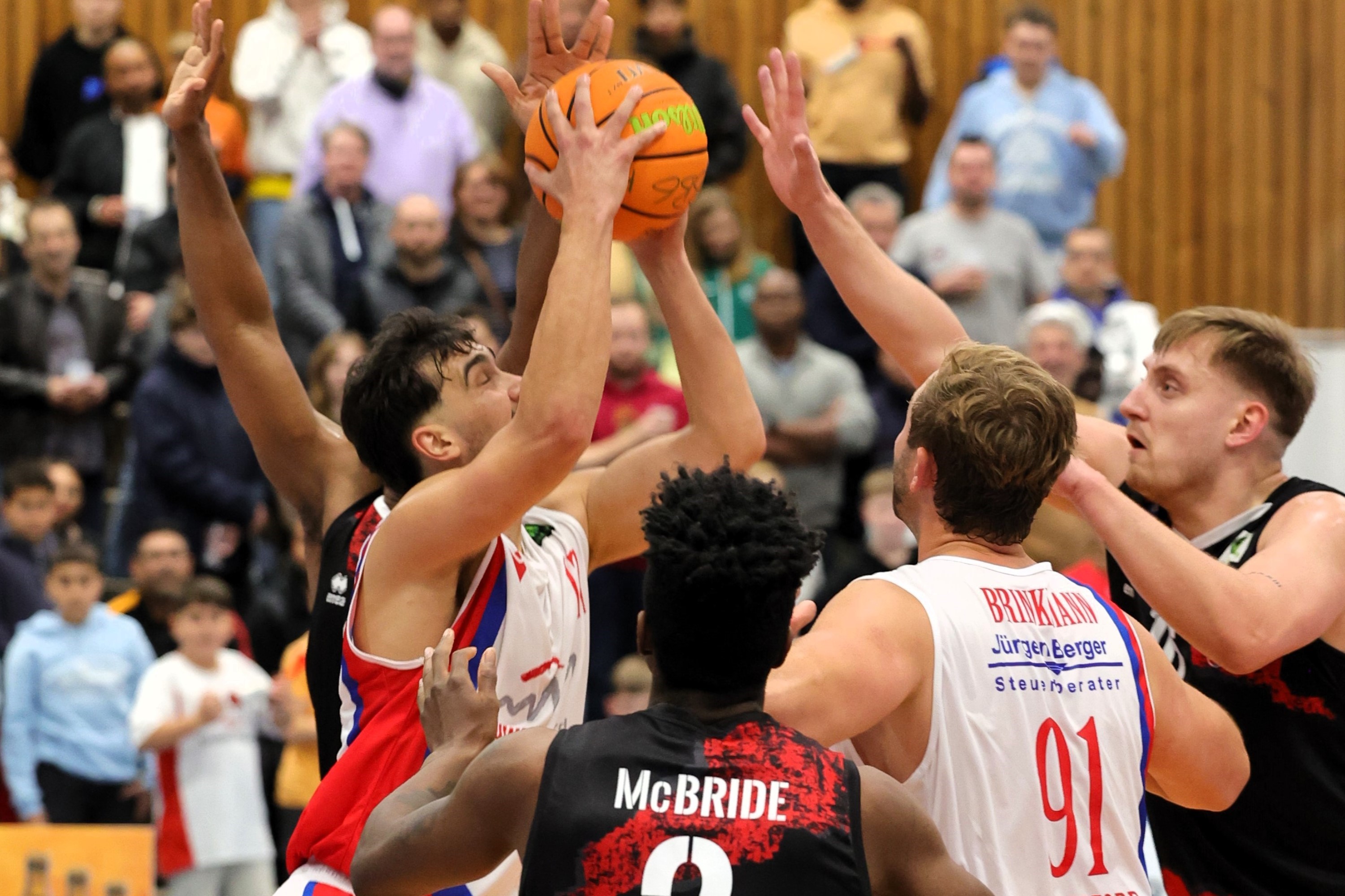 Erwartet starker Tabellenführer sorgt für erste Heimniederlage