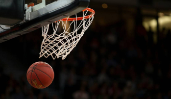 Foto eines Basketballs welcher durch den Korb geflogen ist