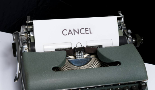 Schreibmaschine mit einem Zettel wo CANCEL geschrieben steht