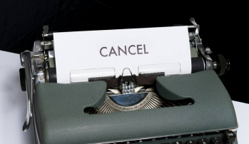 Schreibmaschine mit einem Zettel wo CANCEL geschrieben steht